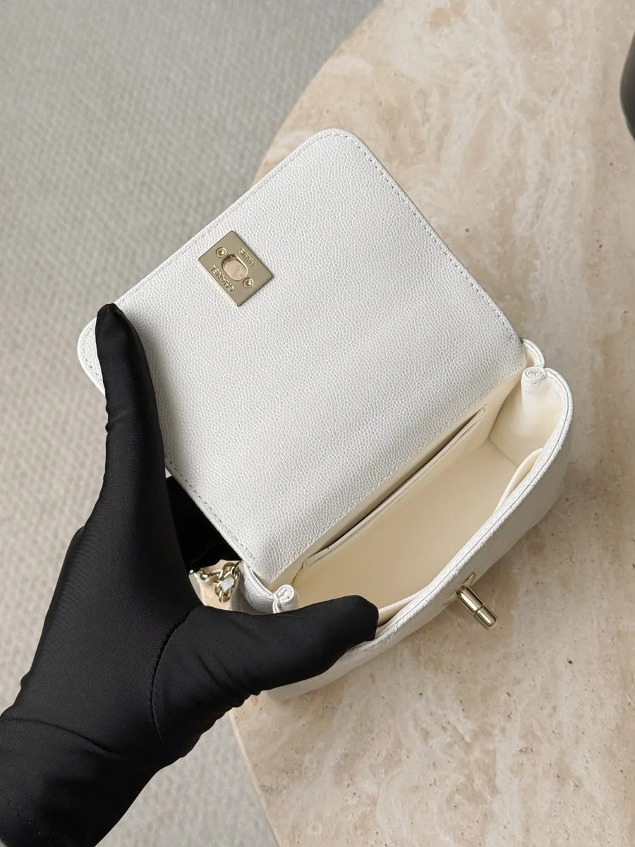 Белая сумка Chanel Coco Handle с открытым клапаном, вид изнутри
