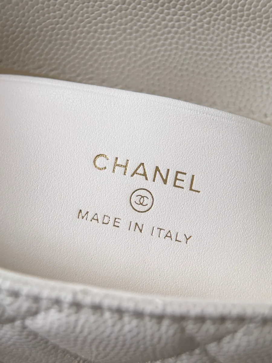 Тиснение золотистого логотипа Chanel внутри сумки