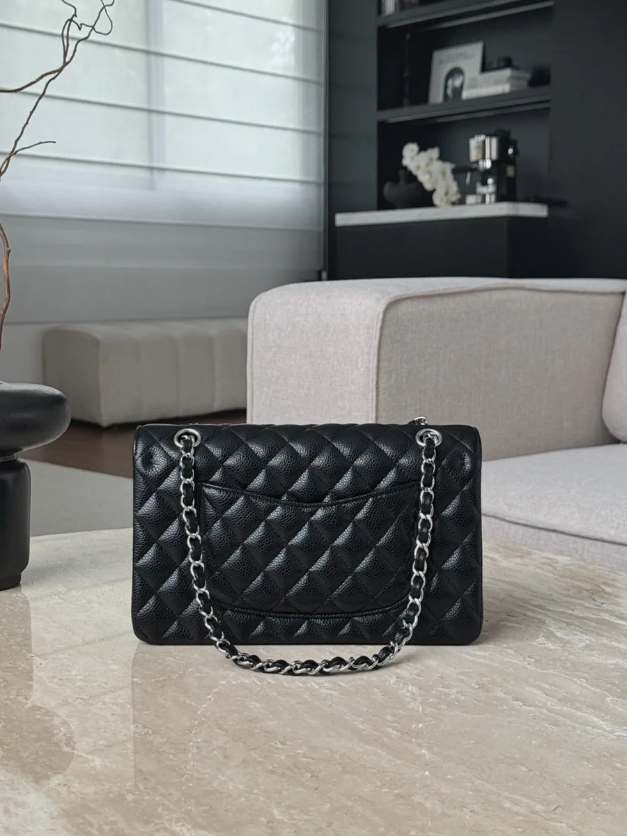 Задняя сторона чёрной сумки Chanel Classic Flap 25 с накладным карманом