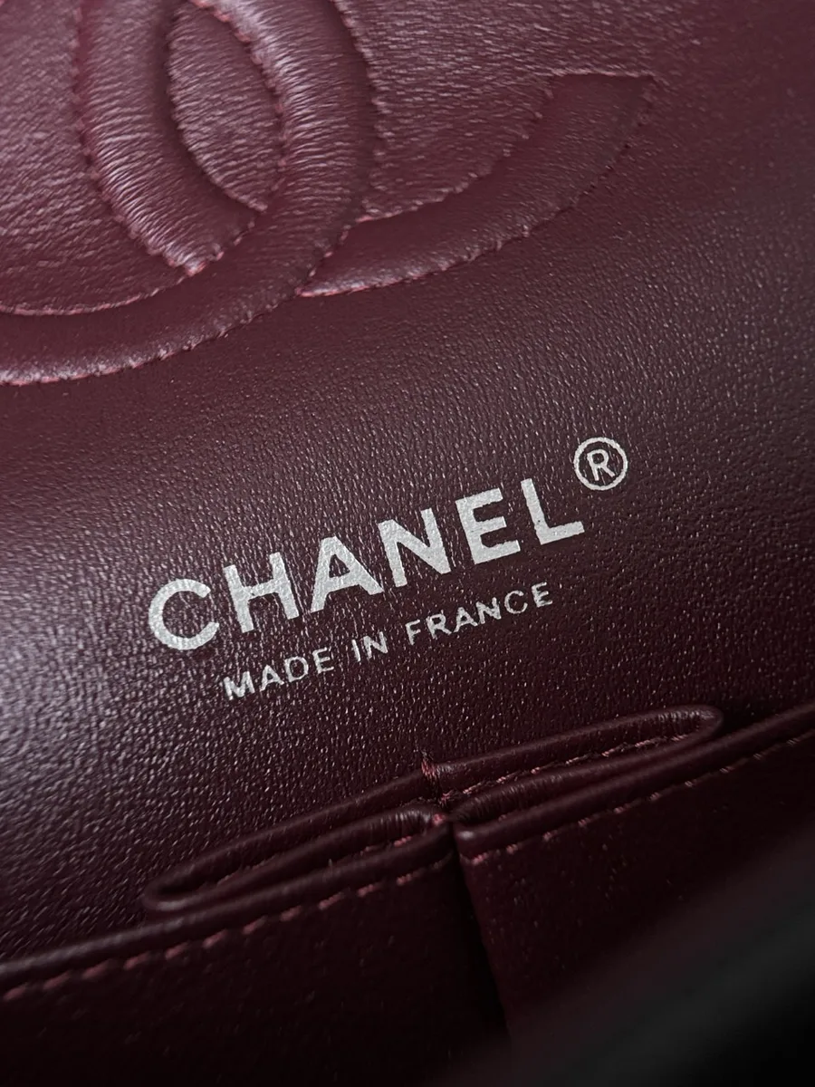 Серебристый штамп Chanel Made in France на бордовой подкладке