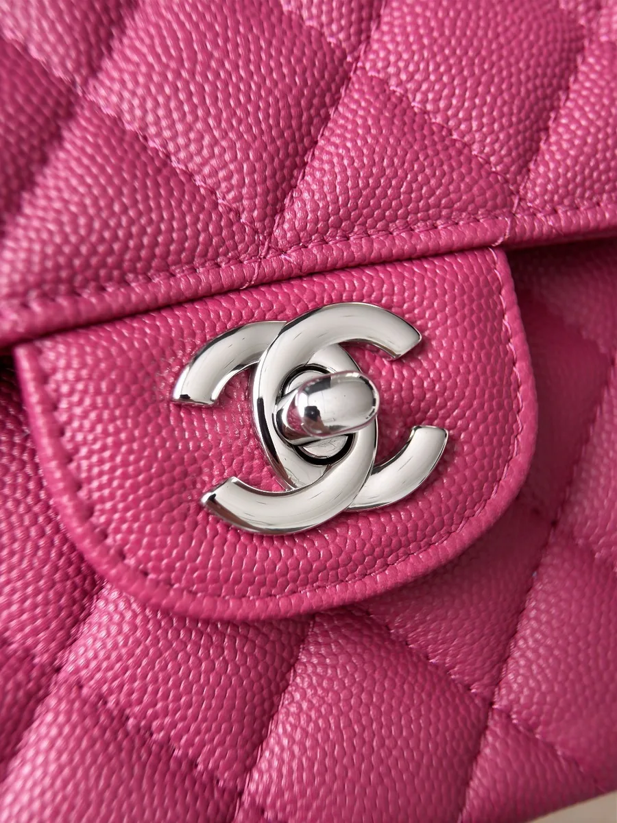 Металлическая пластина с гравировкой Chanel Paris на внутренней стороне клапана