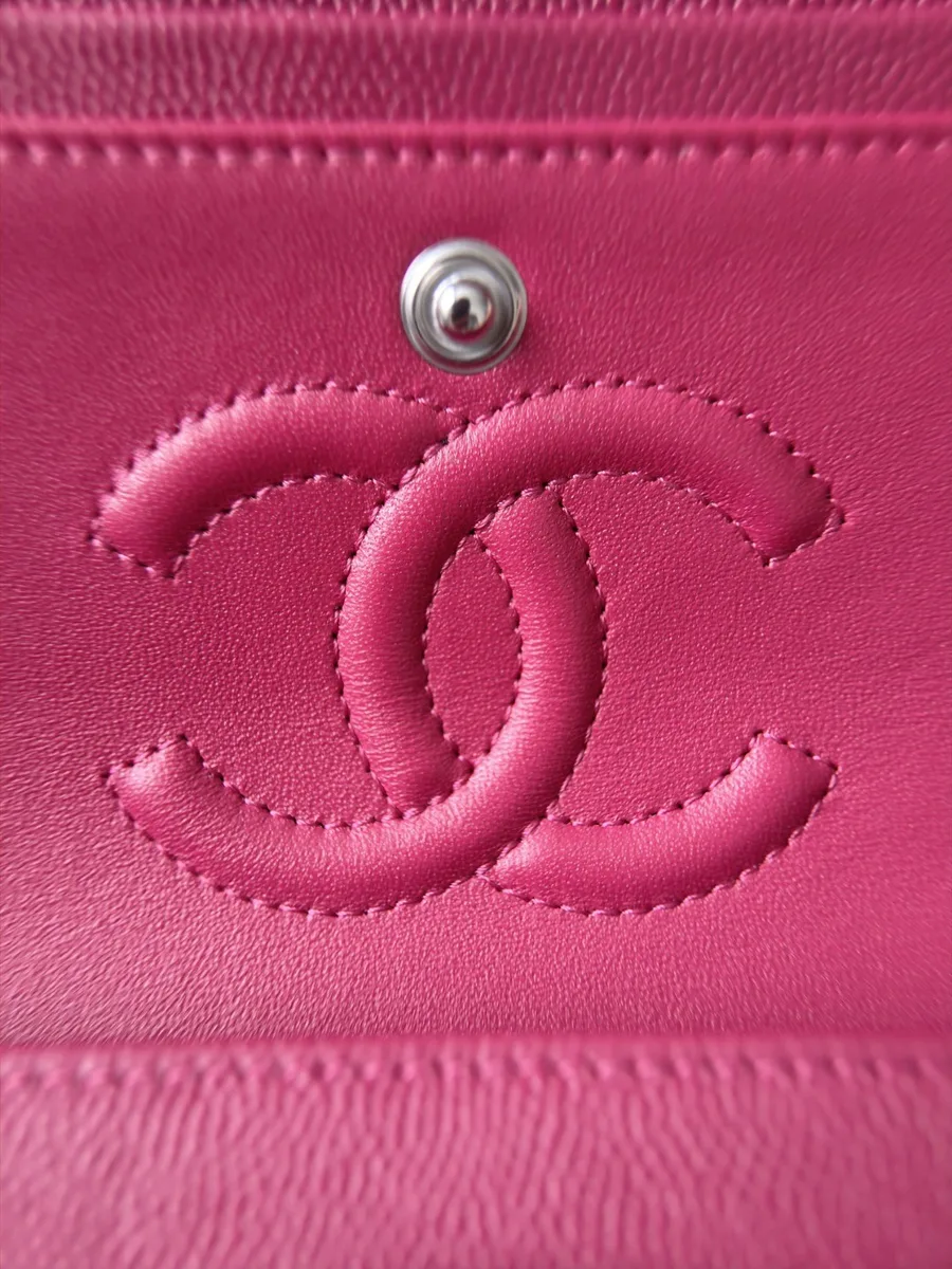 Серебристый штамп Chanel Made in France на внутреннем кармане