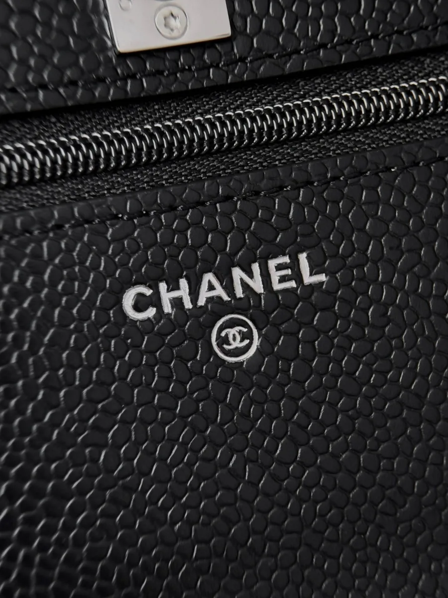 Внутреннее тиснение логотипа Chanel серебристого цвета