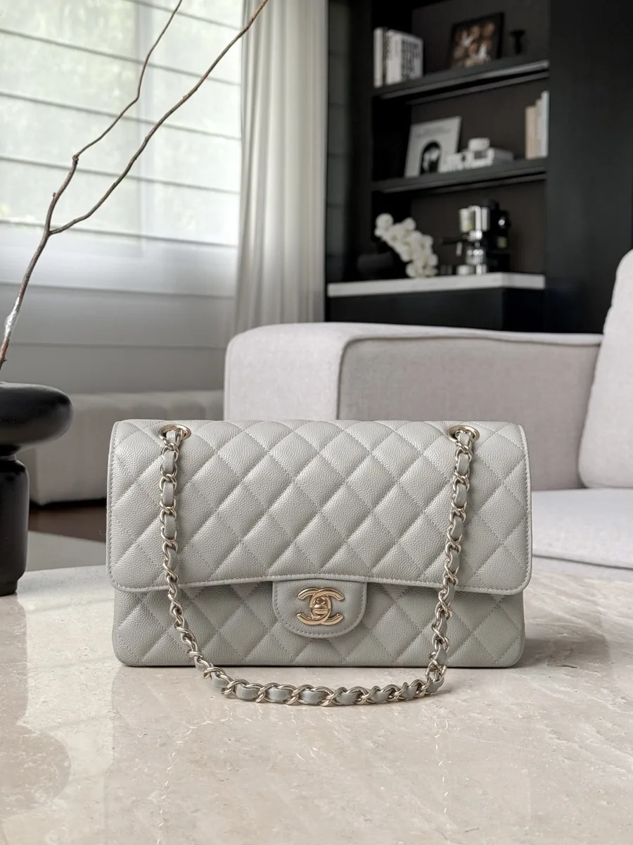 Серая сумка Chanel Classic Flap 25, вид спереди