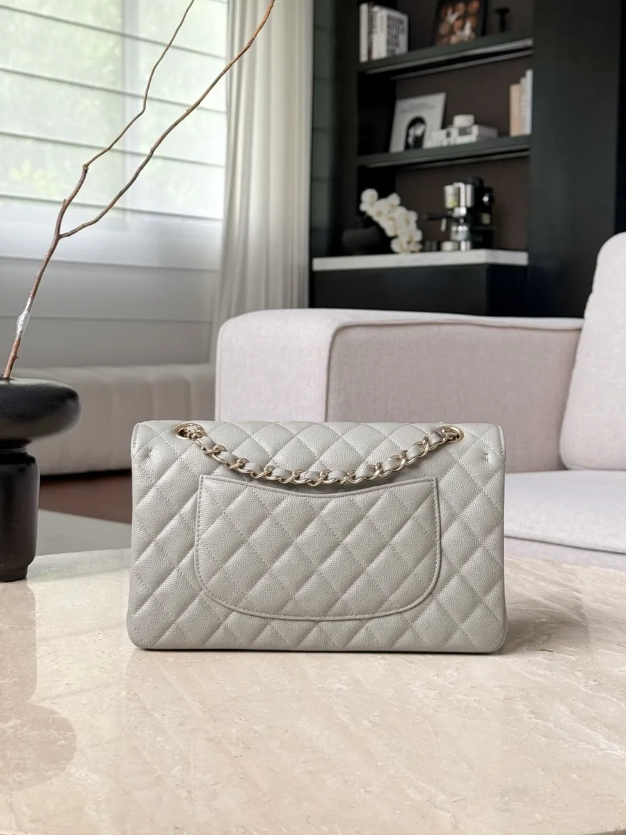 Серая сумка Chanel Classic Flap 25, вид сзади с накладным карманом