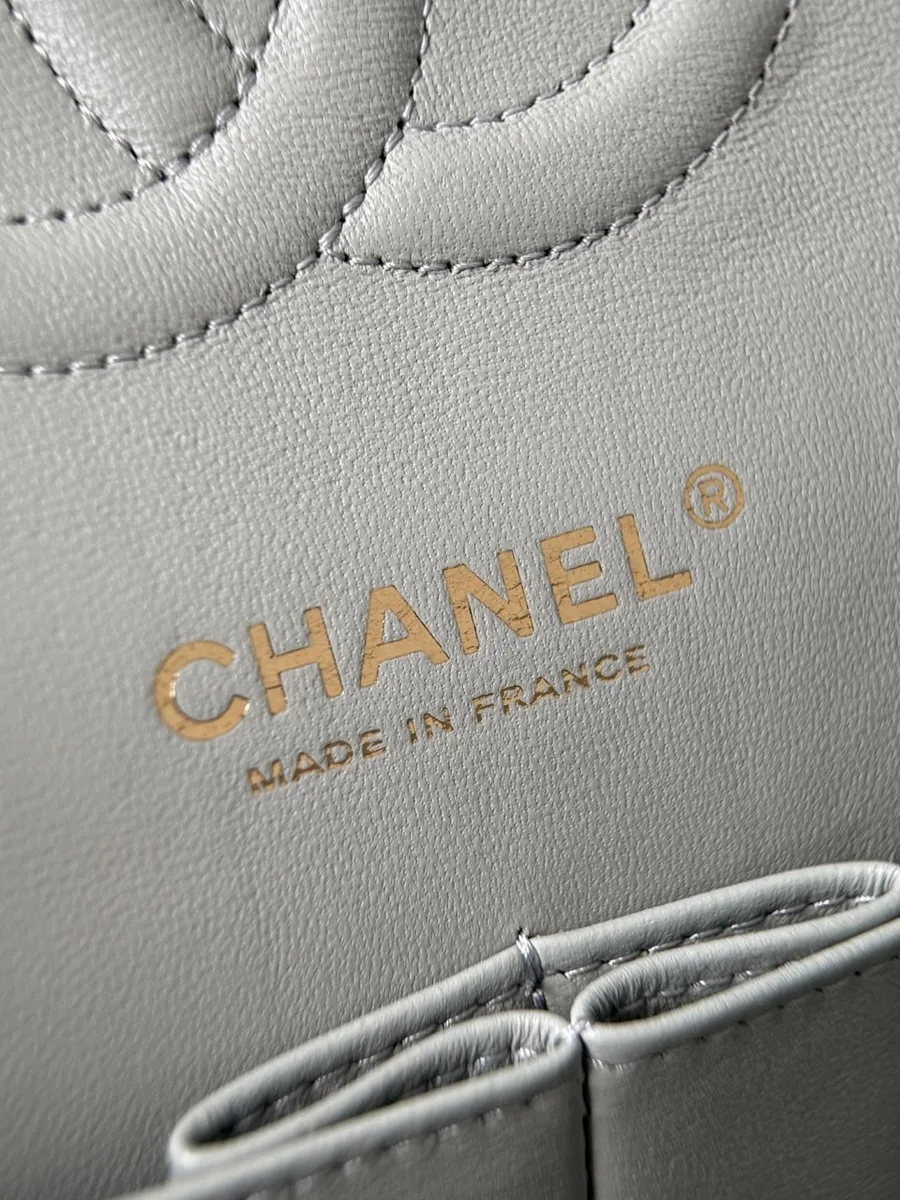 Золотистое тиснение Chanel Made in France внутри сумки