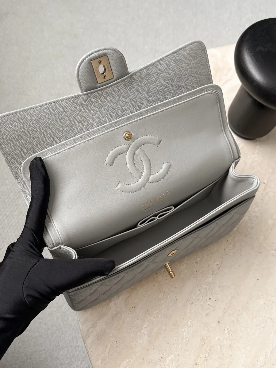 Серая сумка Chanel Classic Flap в открытом виде, демонстрация отделений