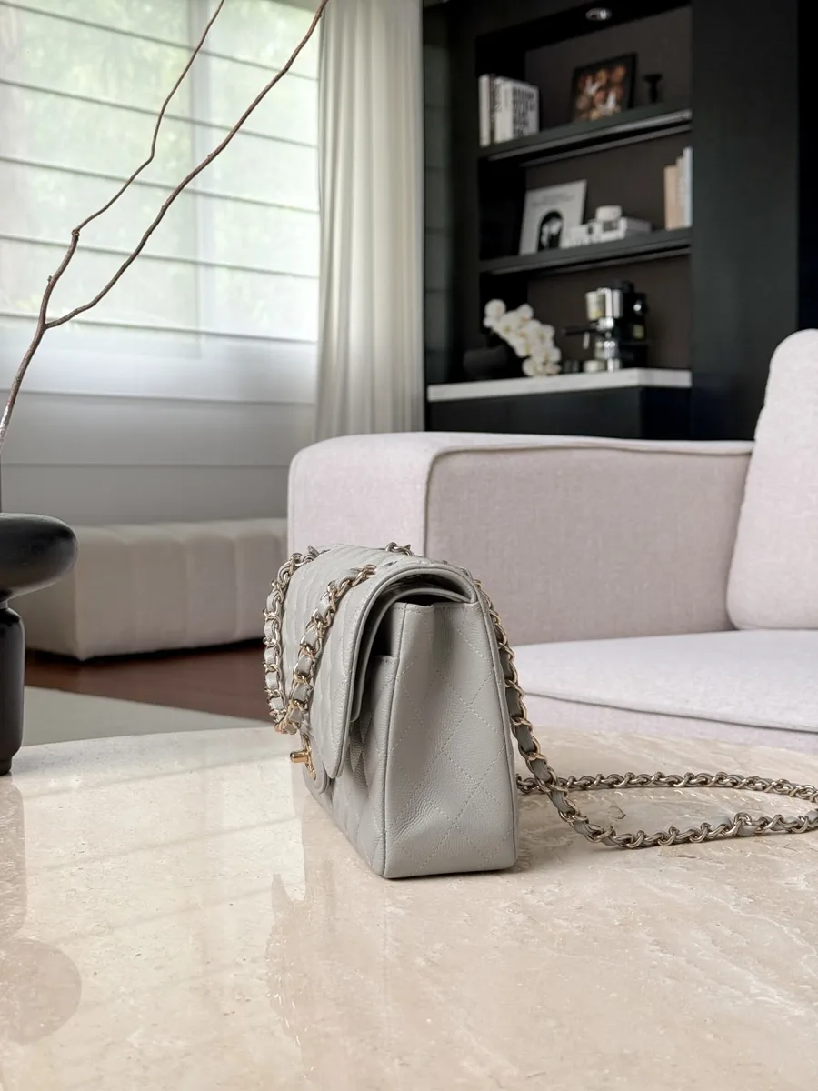 Серая сумка Chanel Classic Flap 25, вид сбоку