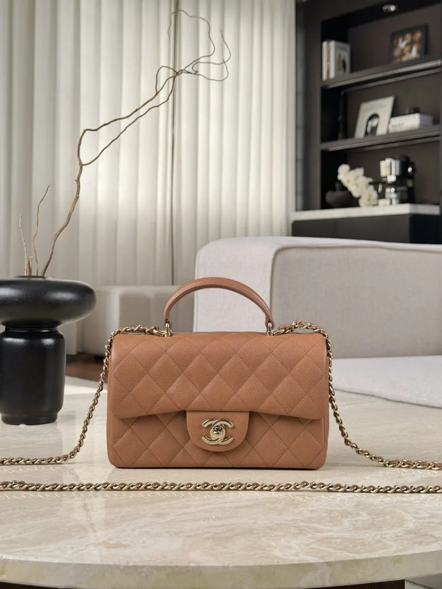Коричневая сумка Chanel Mini Handle Bag с верхней ручкой и замком CC, вид спереди