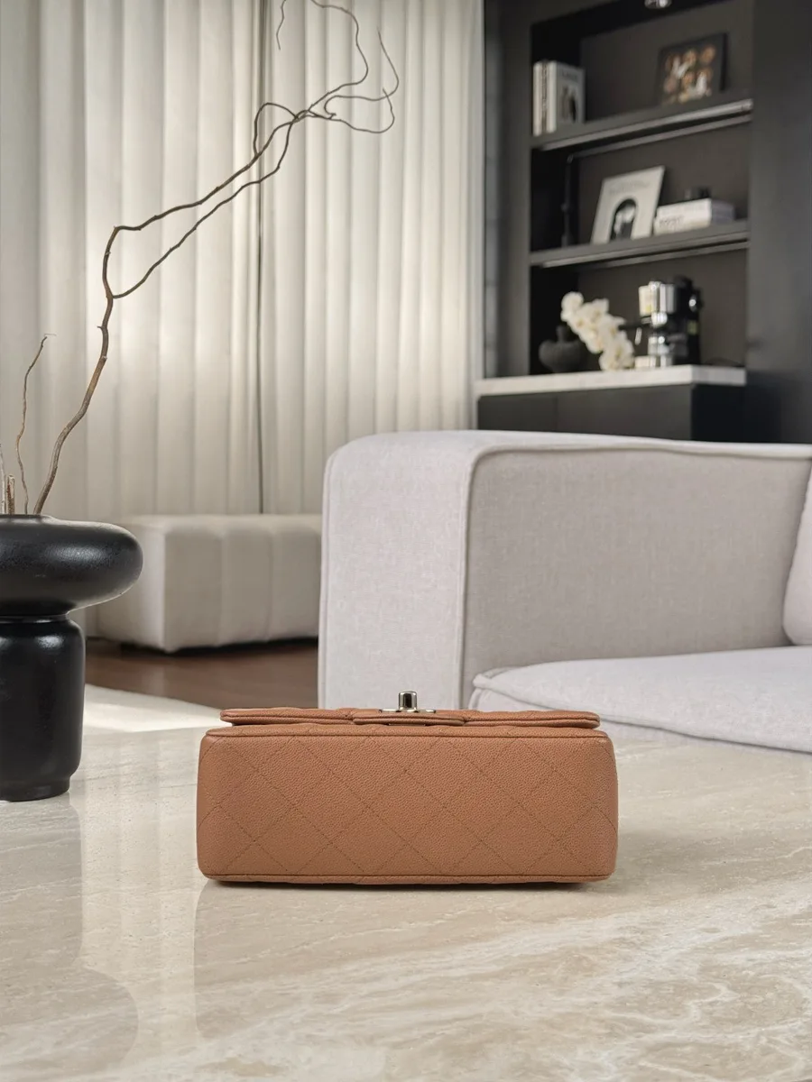 Коричневая сумка Chanel Mini Handle Bag, вид снизу