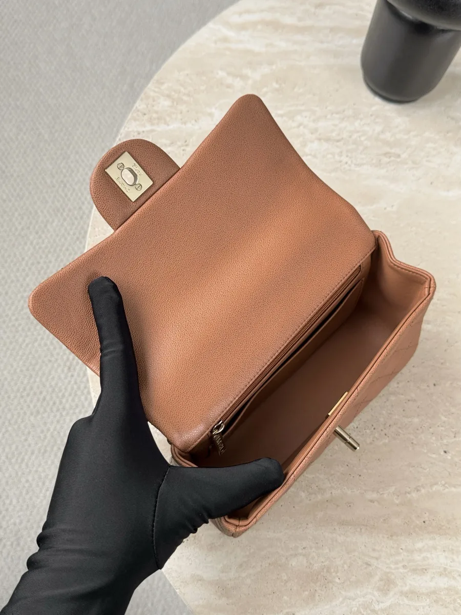 Открытая коричневая сумка Chanel Mini Handle Bag, вид на внутреннее отделение
