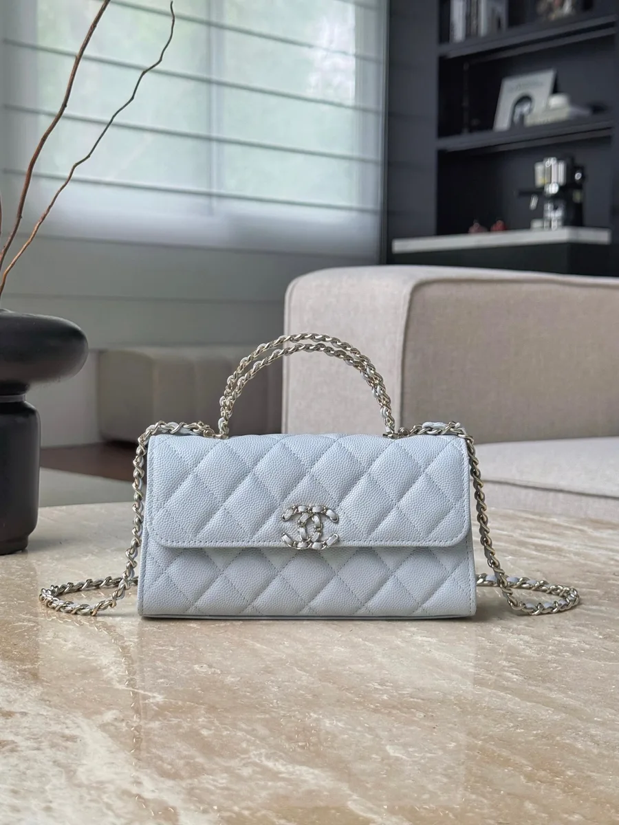 Голубая сумка Chanel Kelly с верхней ручкой-цепочкой, вид спереди
