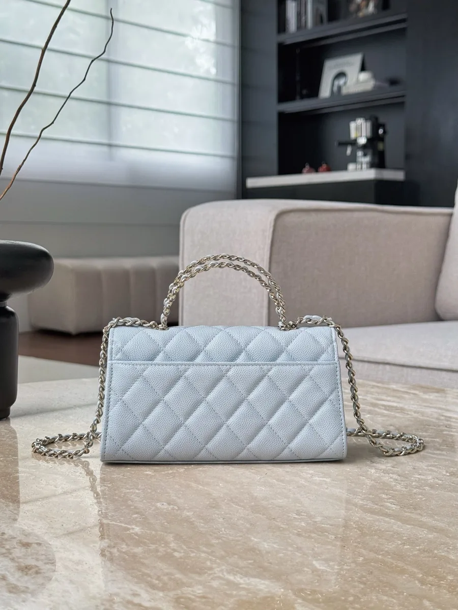 Голубая сумка Chanel Kelly, вид сзади с ромбовидной стёжкой