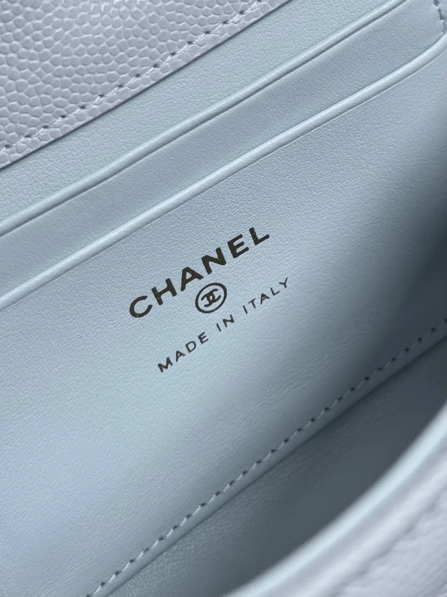 Крупный план внутреннего тиснения Chanel Made in Italy