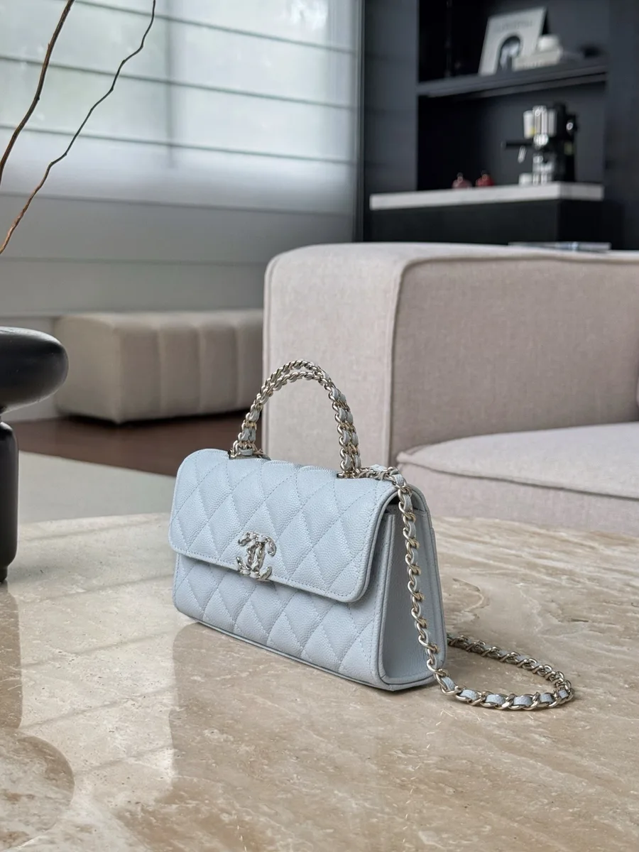 Голубая сумка Chanel Kelly, вид сбоку