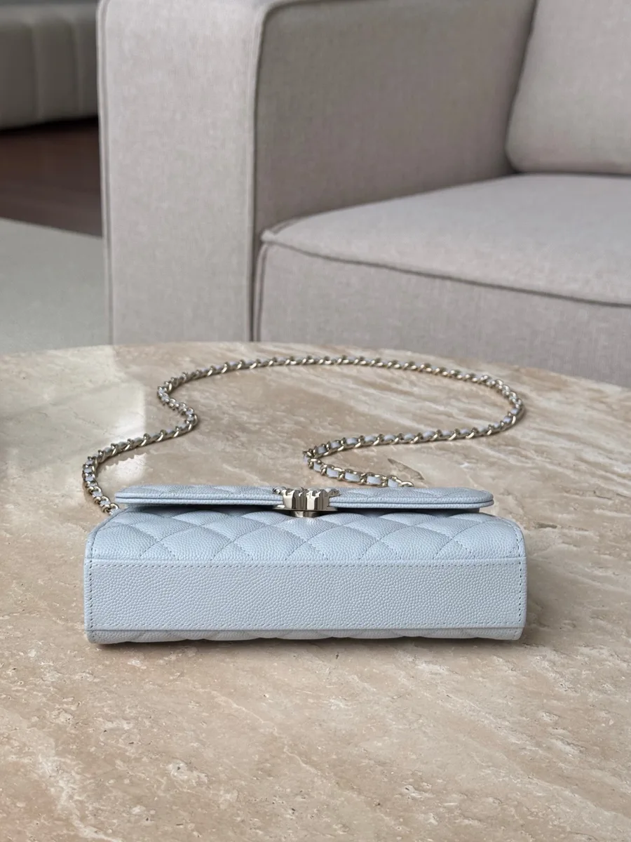Голубая сумка Chanel Kelly, вид снизу