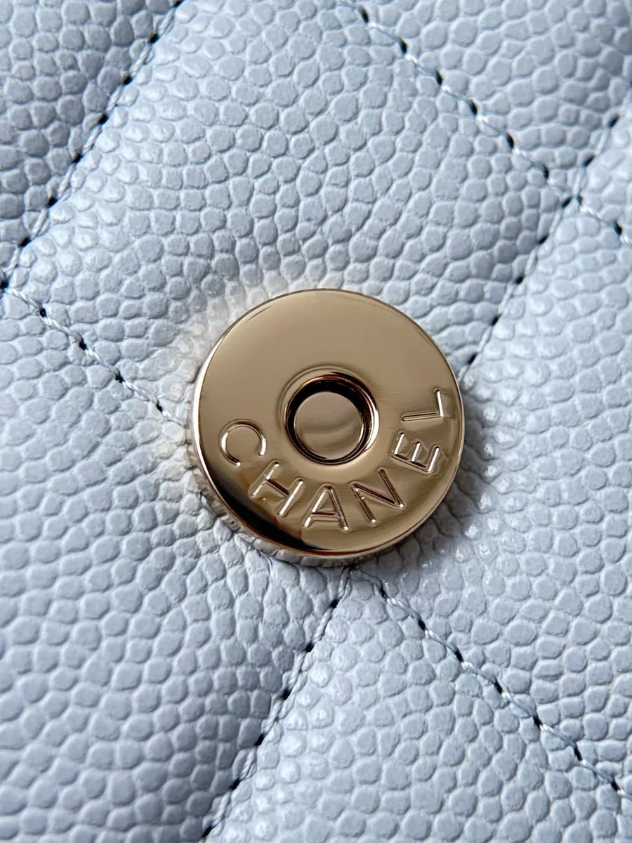Крупный план магнитной кнопки с гравировкой Chanel