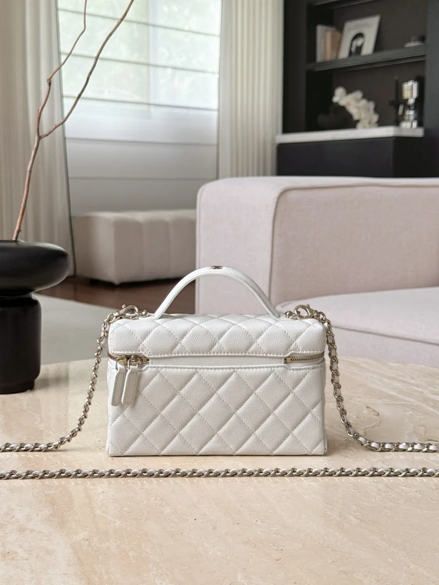 Белая сумка Vanity Case, вид сзади