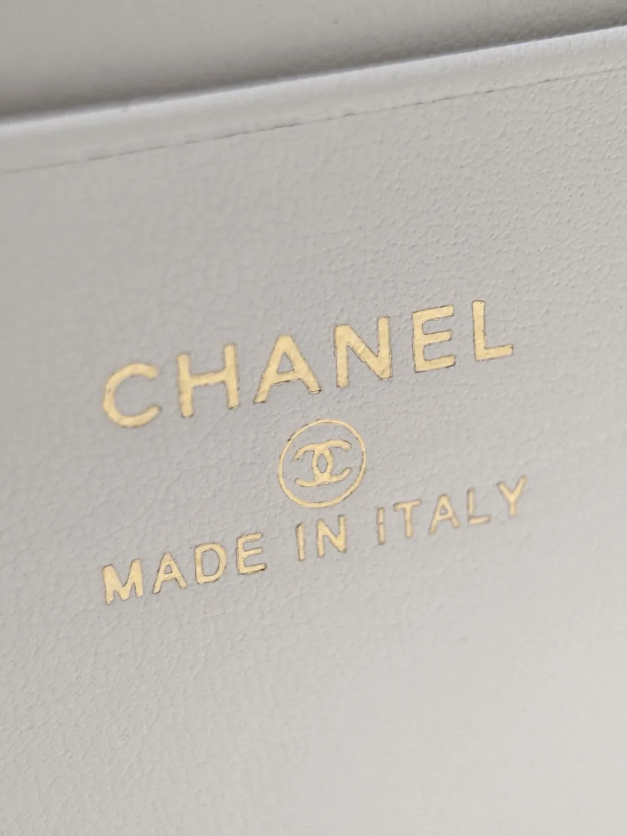 Золотистый штамп Chanel Made in Italy на внутренней стороне