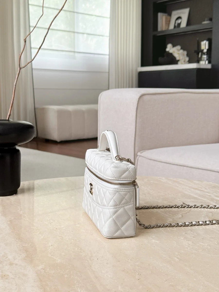Белая сумка Vanity Case, вид сбоку