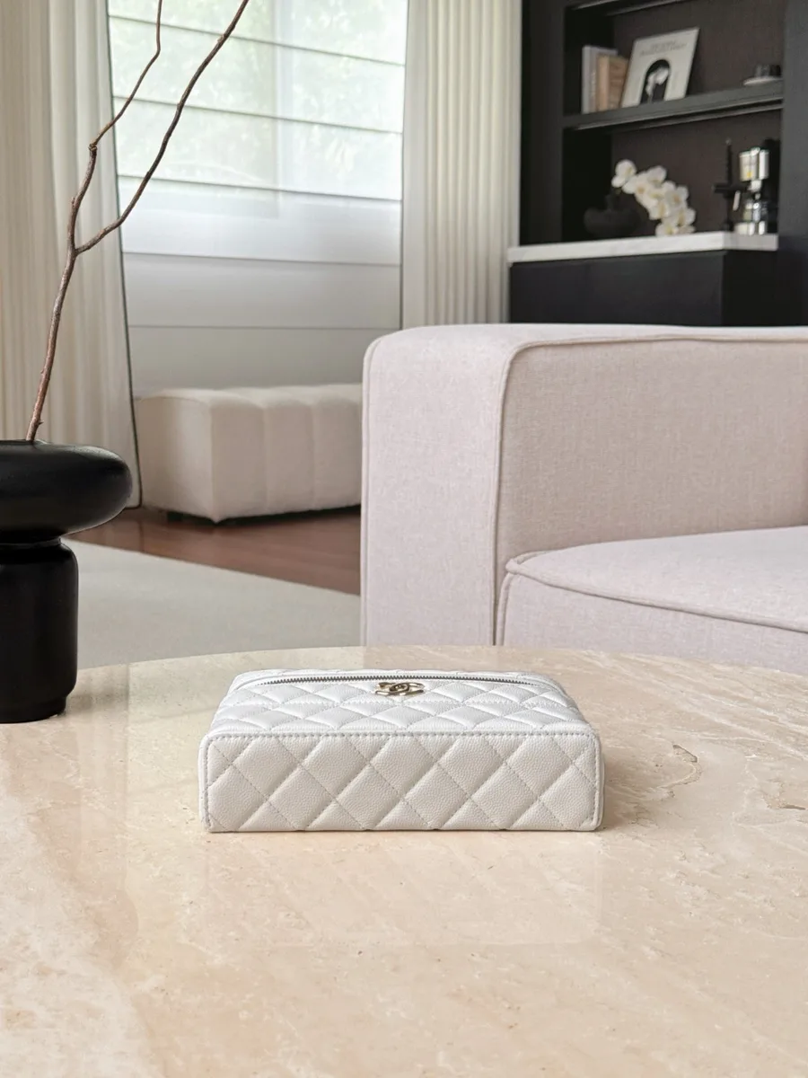 Белая сумка Vanity Case, вид снизу