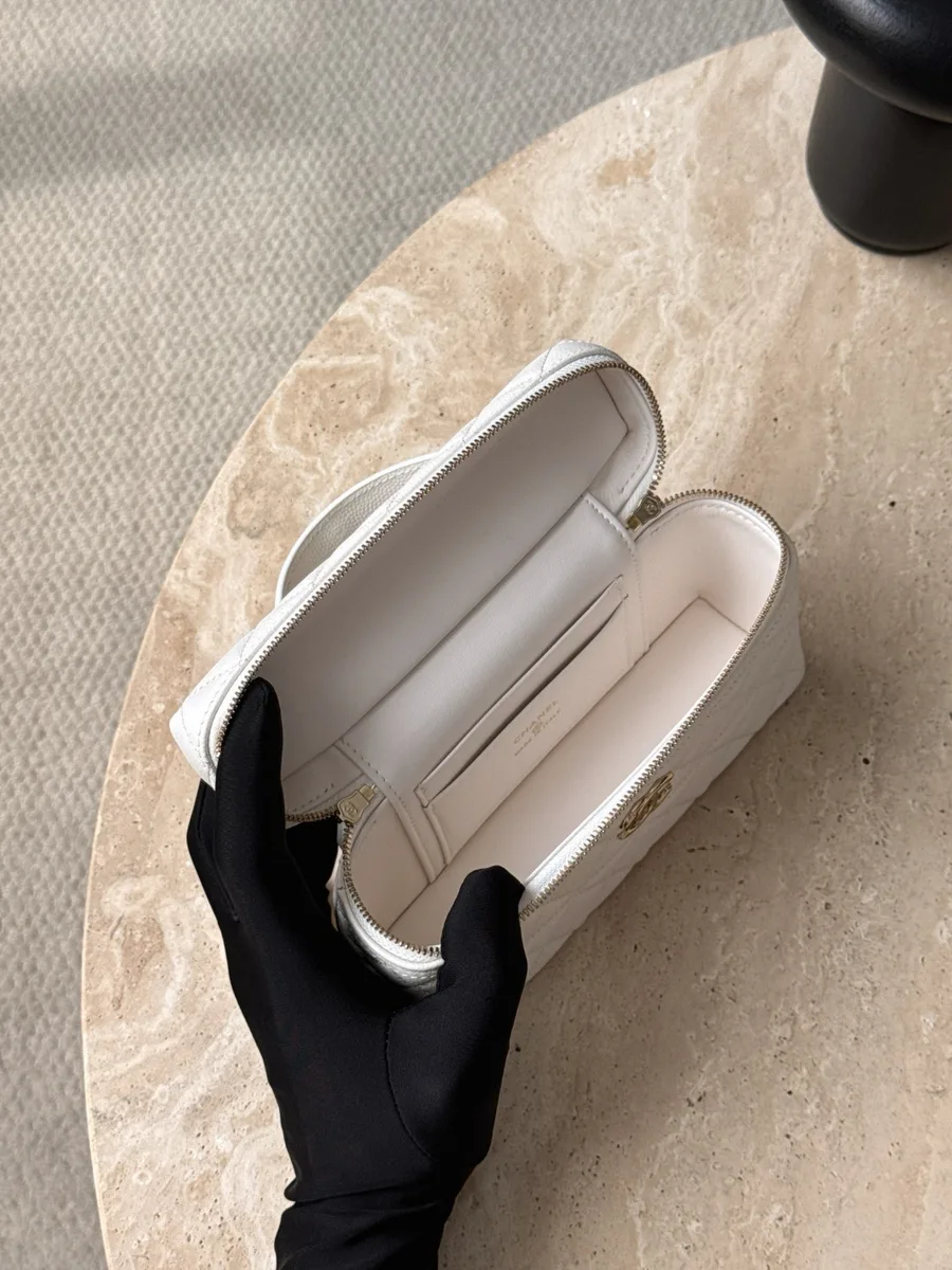 Белая сумка Vanity Case в открытом виде, демонстрация внутреннего отделения