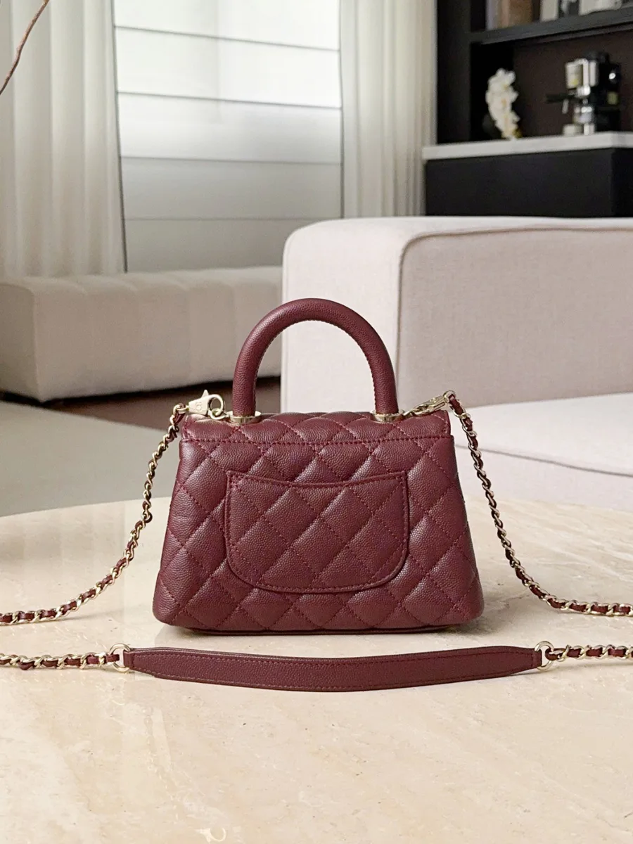 Бордовая сумка Chanel Coco Handle Mini, вид сзади с карманом