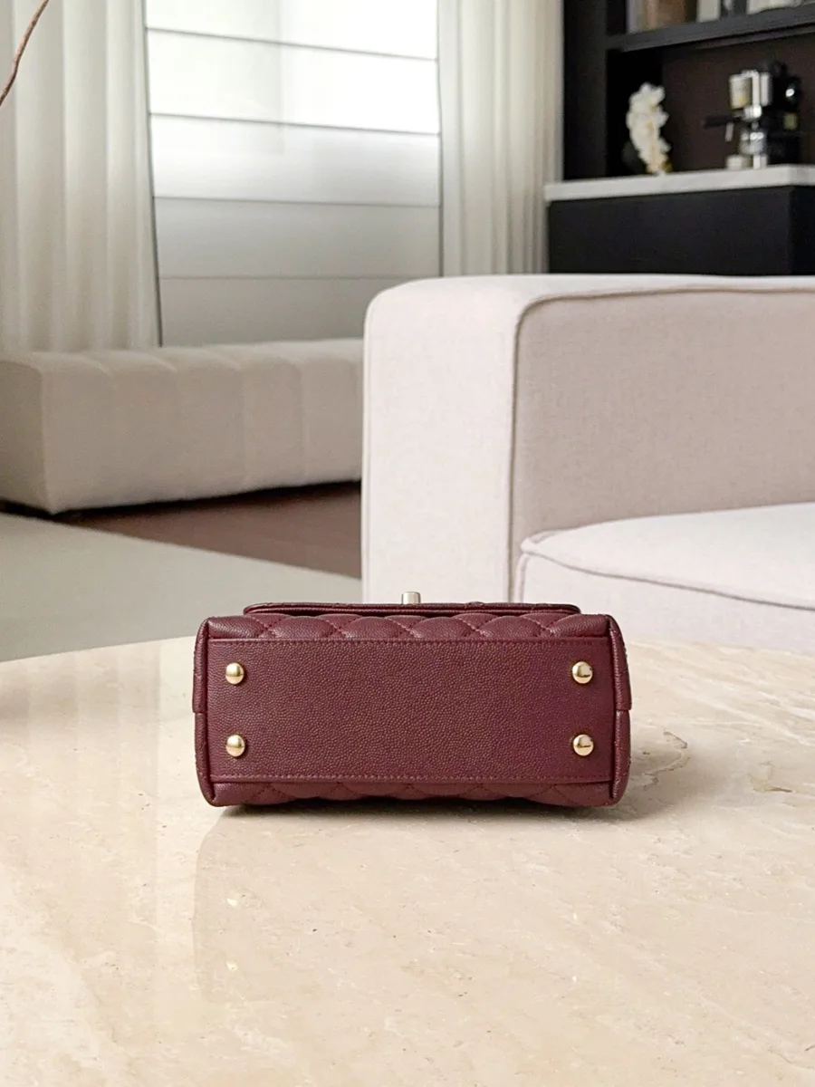 Бордовая сумка Chanel Coco Handle Mini, вид снизу с металлическими ножками