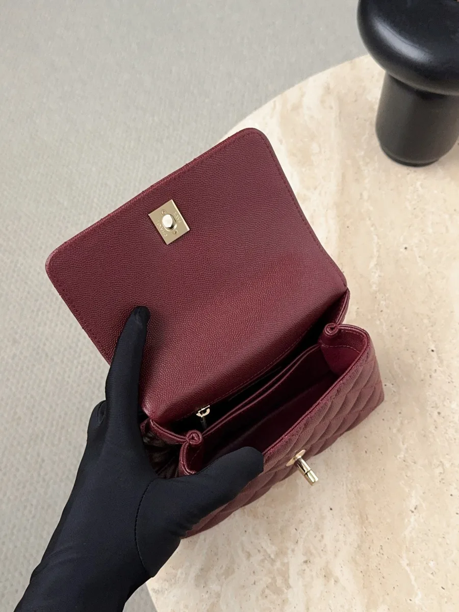 Бордовая сумка Chanel Coco Handle Mini с открытым клапаном, вид сверху