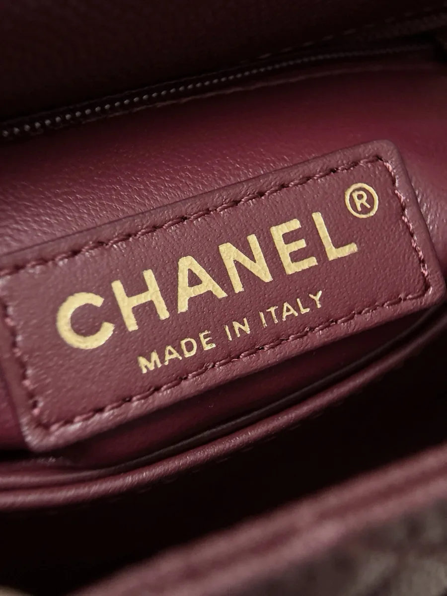 Внутреннее отделение сумки с кожаной биркой Chanel Made in Italy