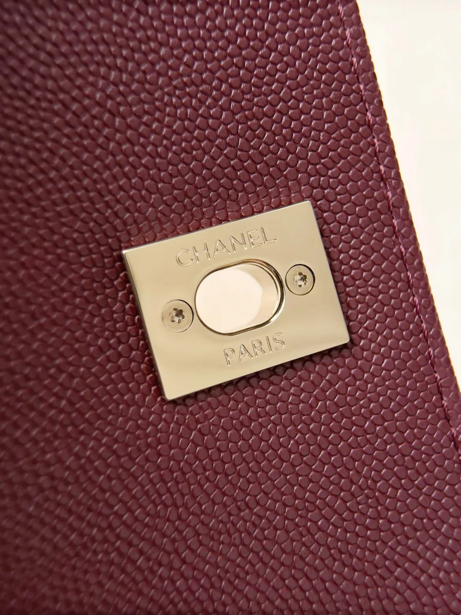 Крупный план внутренней стороны замка с гравировкой Chanel Paris