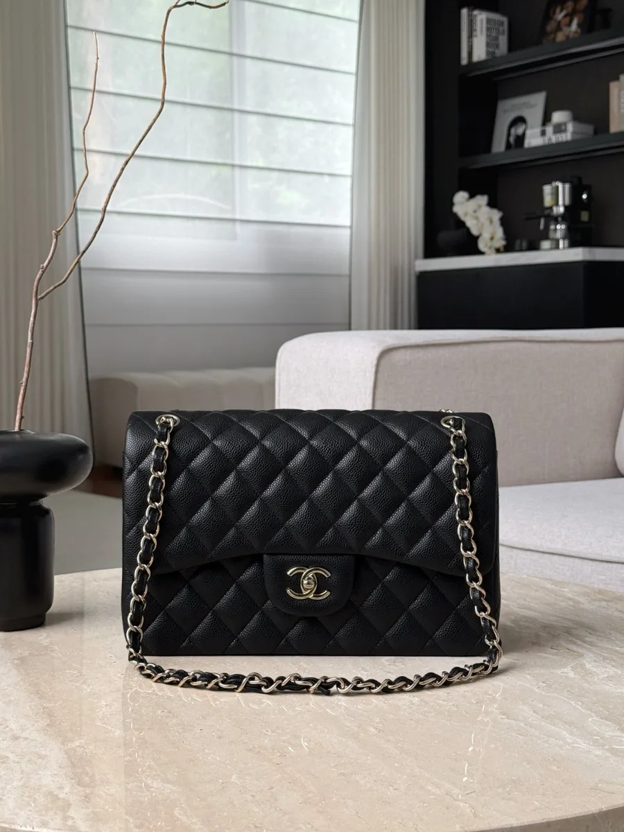 Чёрная стёганая сумка Chanel Classic Flap 30, вид спереди