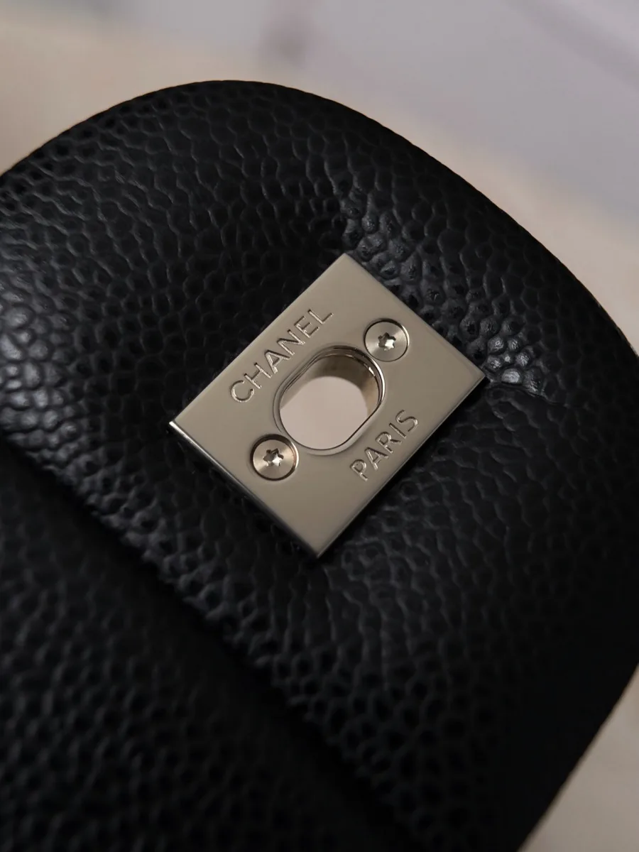 Металлическая пластина с гравировкой Chanel Paris с обратной стороны замка