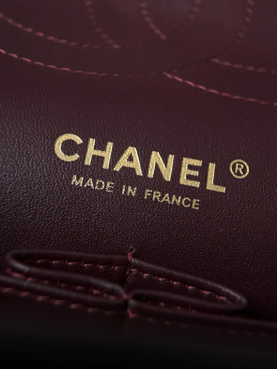 Золотистый штамп Chanel Made in France на внутренней стороне