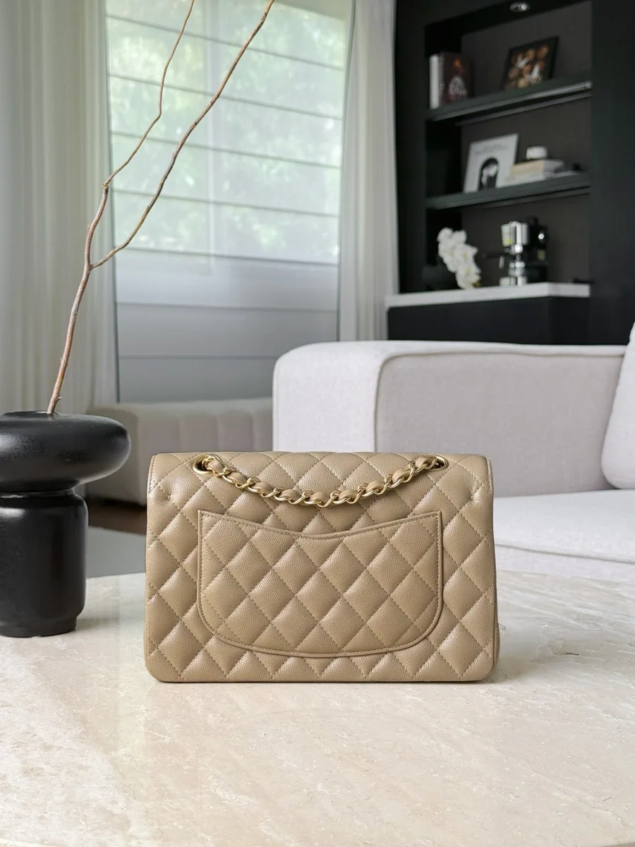 Бежевая сумка Chanel Classic Flap 23, вид сзади с полукруглым карманом