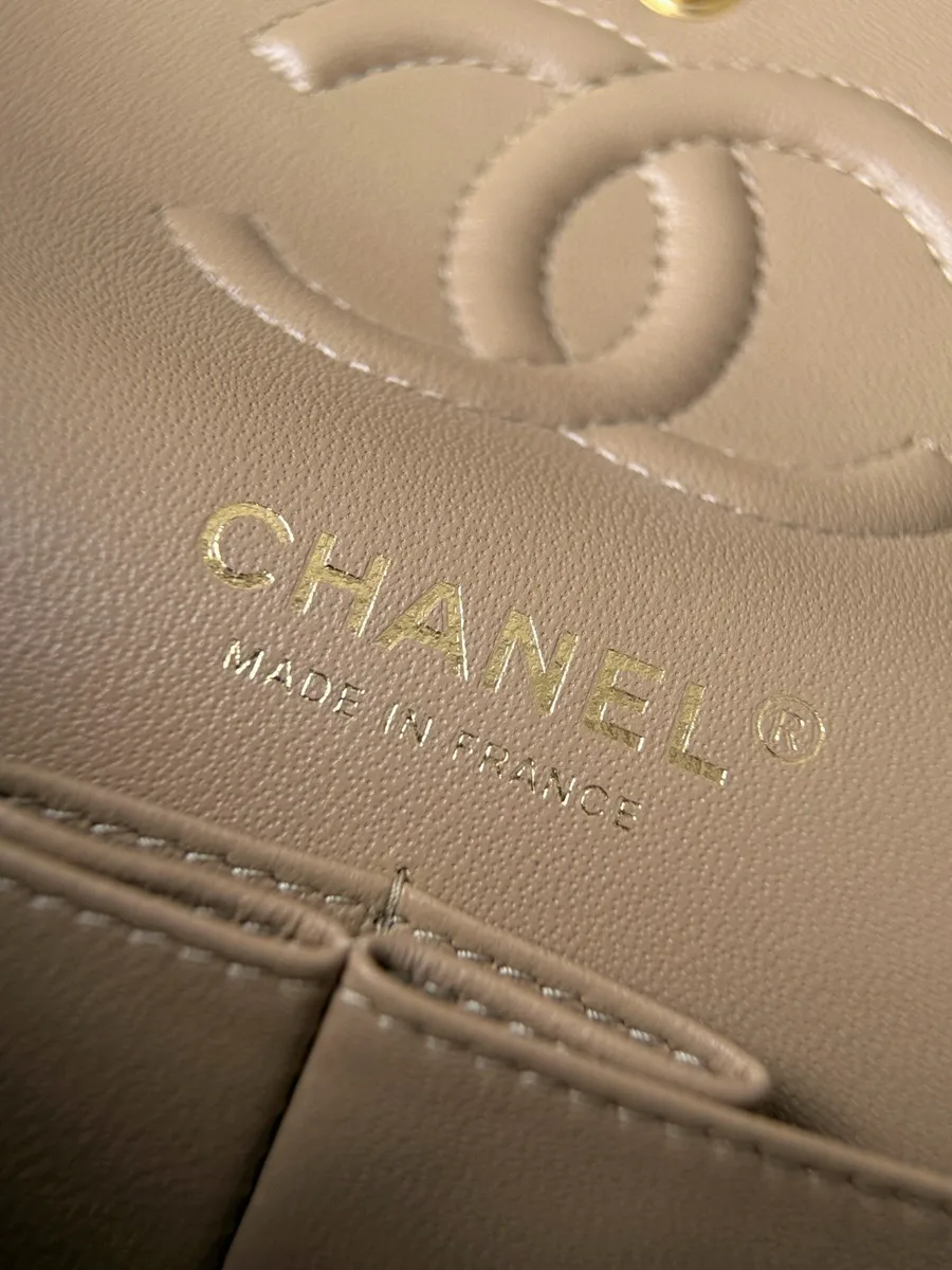 Золотистое тиснение Chanel Made in France на внутренней стороне