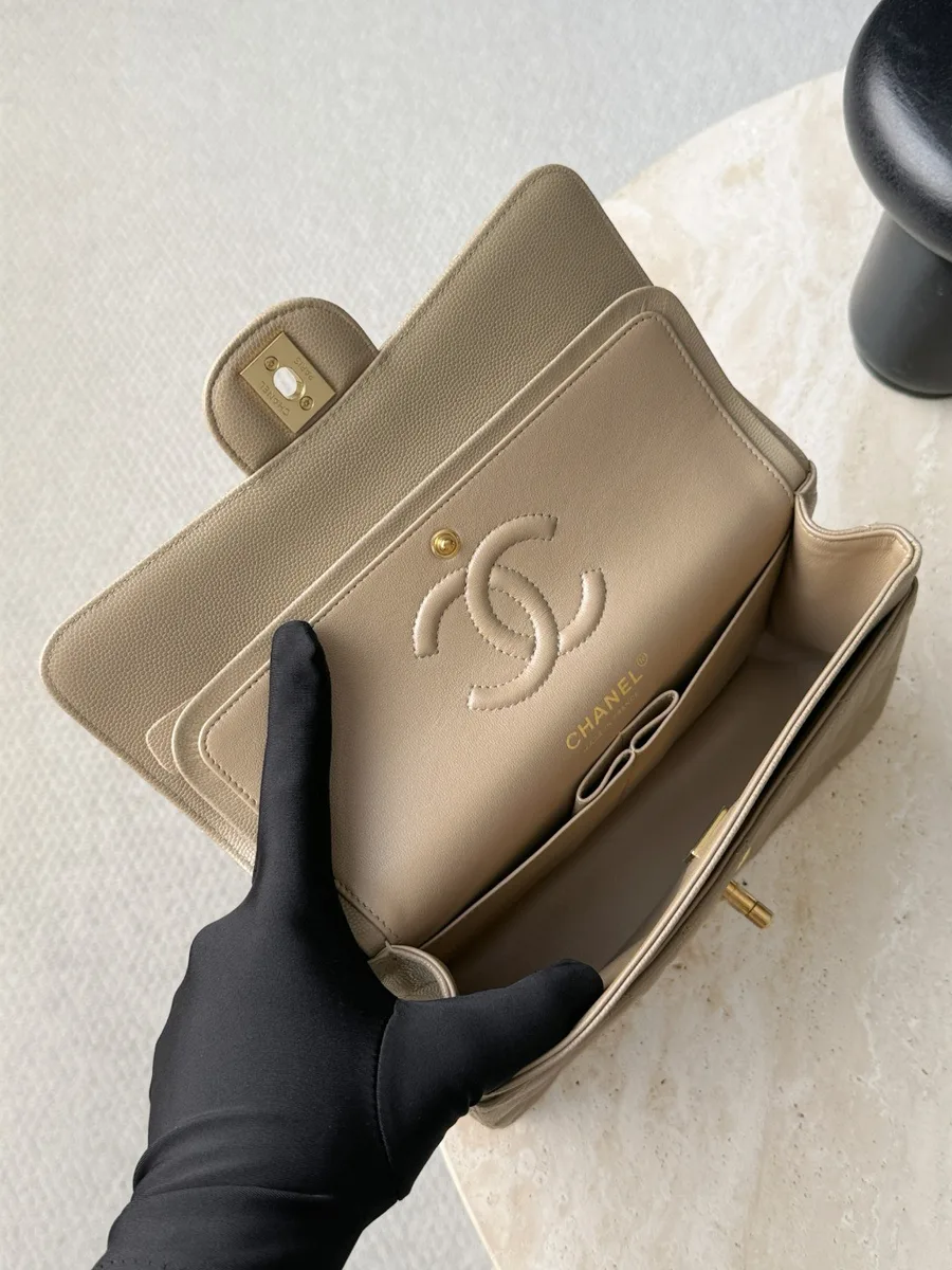 Бежевая сумка Chanel Classic Flap 23 в открытом виде с двойным клапаном