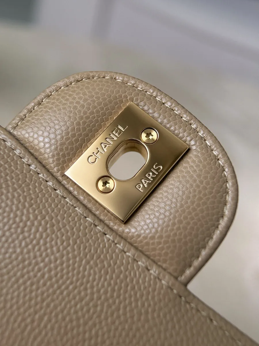 Внутренняя сторона замка с гравировкой Chanel Paris