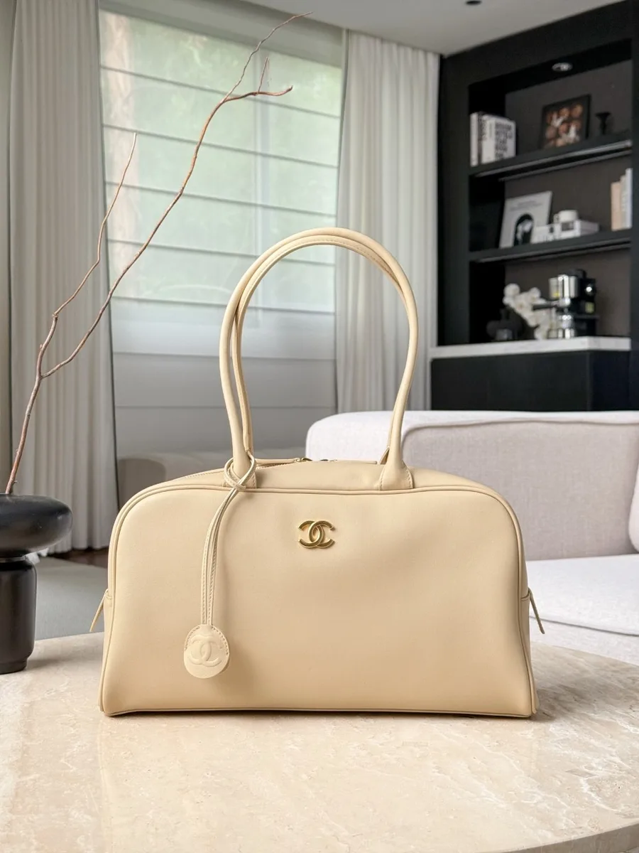 Бежевая сумка-боулинг Chanel с длинными ручками, вид спереди