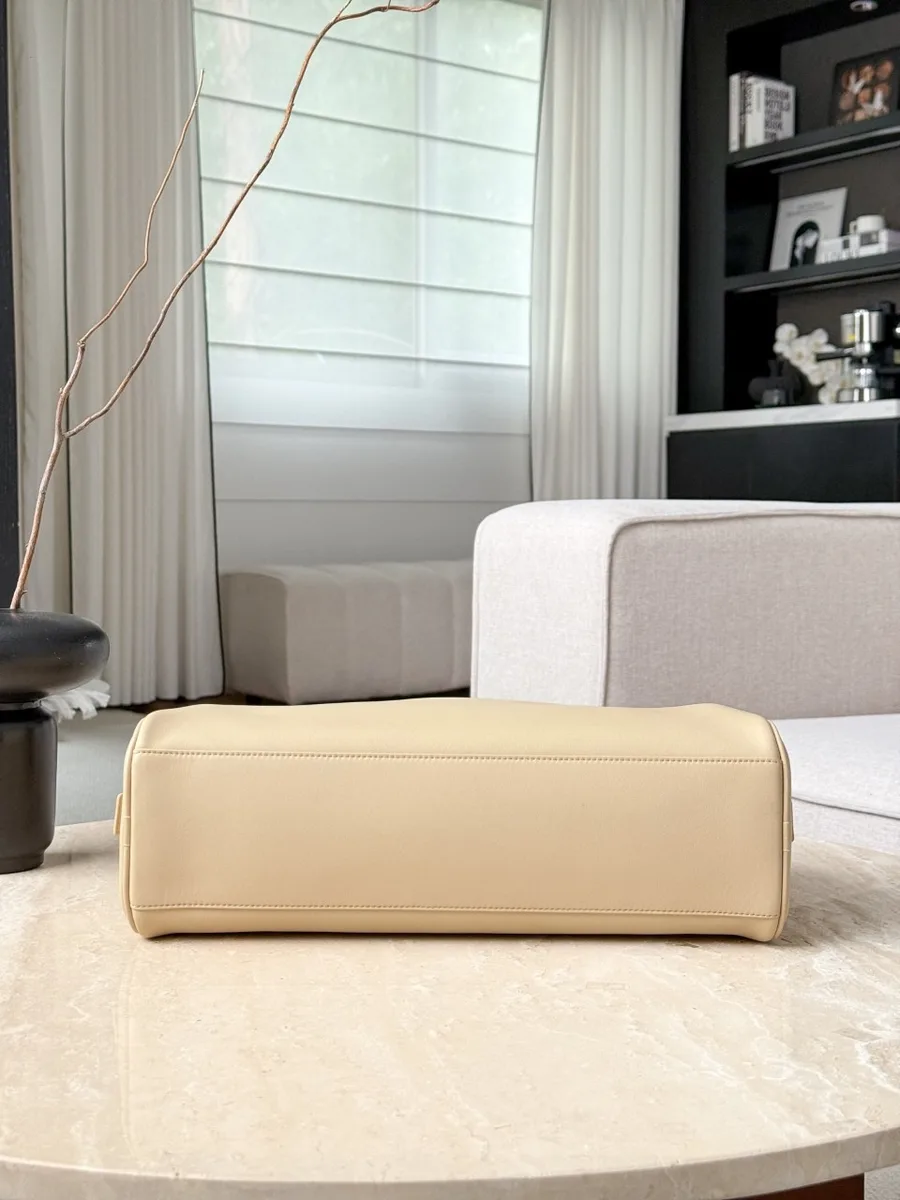 Плоское кожаное дно бежевой сумки Chanel
