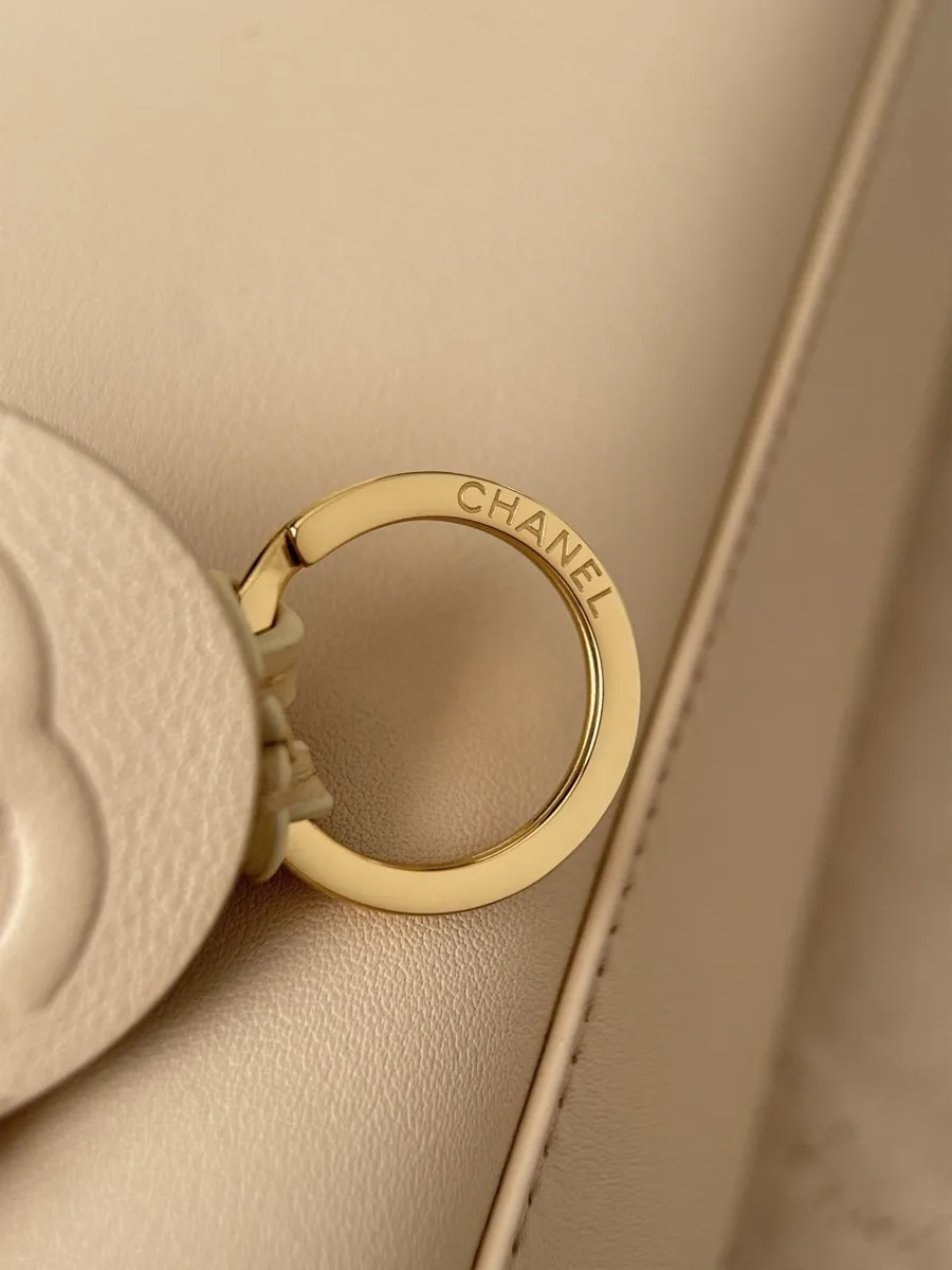 Золотистое металлическое кольцо крепления брелока с гравировкой Chanel