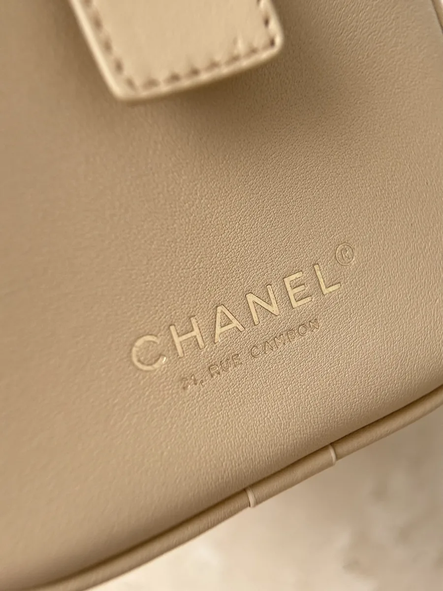 Тиснение Chanel 31 Rue Cambon на бежевой коже