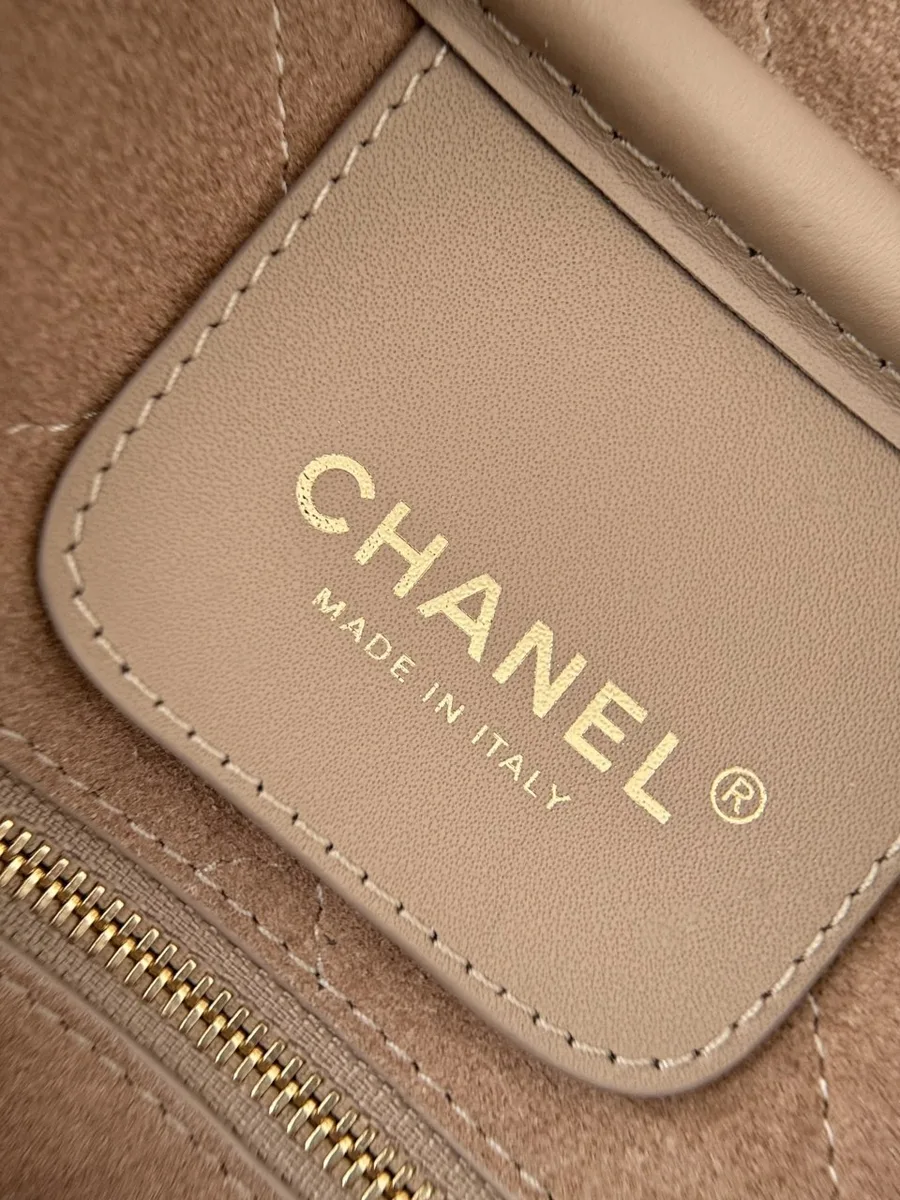 Внутренняя кожаная нашивка с золотистым тиснением Chanel Made in Italy