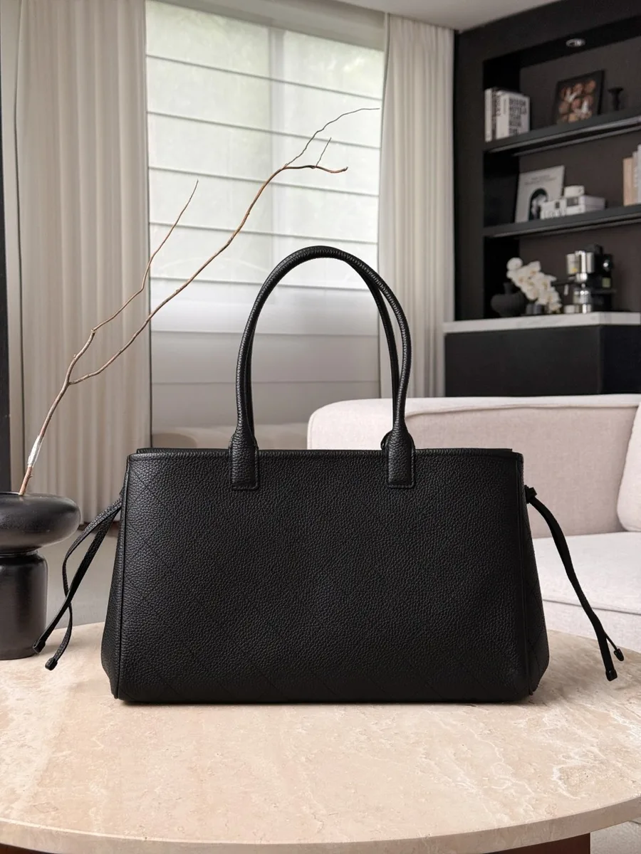 Чёрная сумка Chanel Baguette Bag, вид сзади