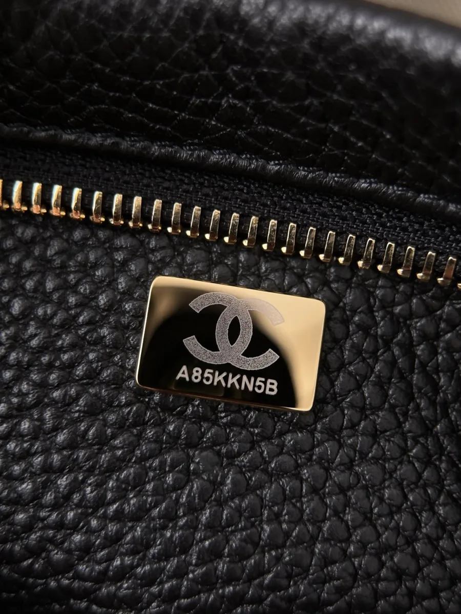 Металлическая пластина с логотипом Chanel и серийным номером внутри сумки