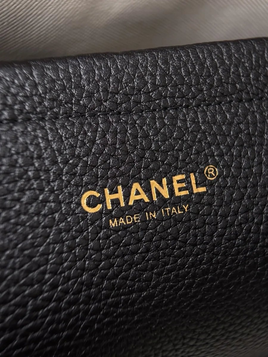 Золотистое тиснение Chanel Made in Italy на внутренней кожаной отделке