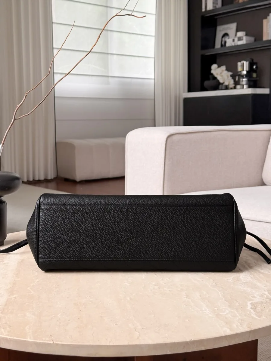 Нижняя часть чёрной сумки Chanel Baguette Bag с ровной строчкой