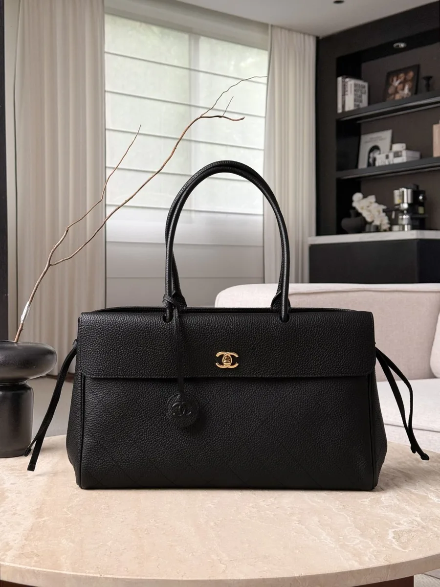 Чёрная сумка Chanel Baguette Bag с золотистым замком CC, вид спереди