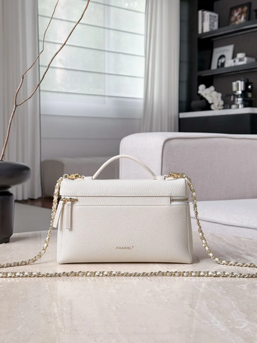 Белая сумка Vanity Case из зернистой кожи, вид сзади с карманом