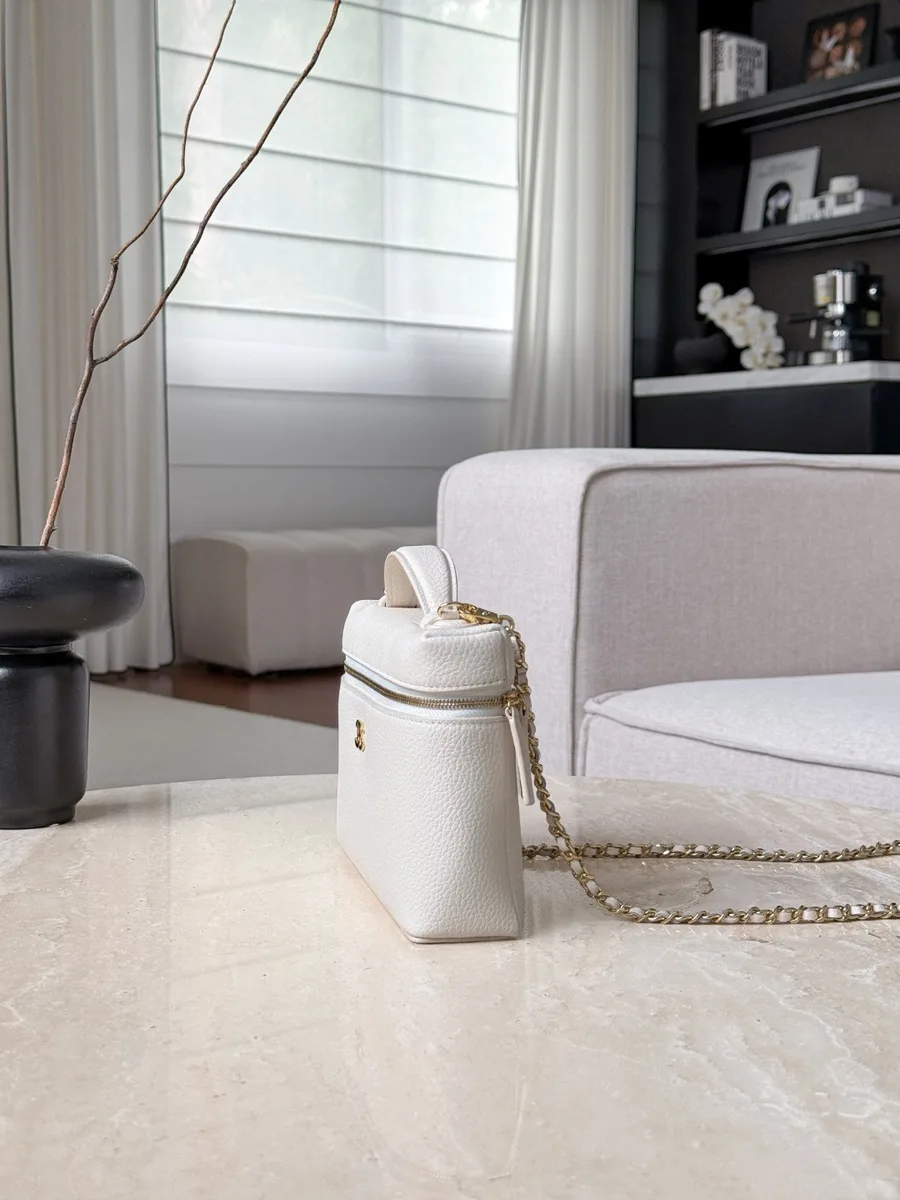 Белая сумка Vanity Case из зернистой кожи, вид сбоку